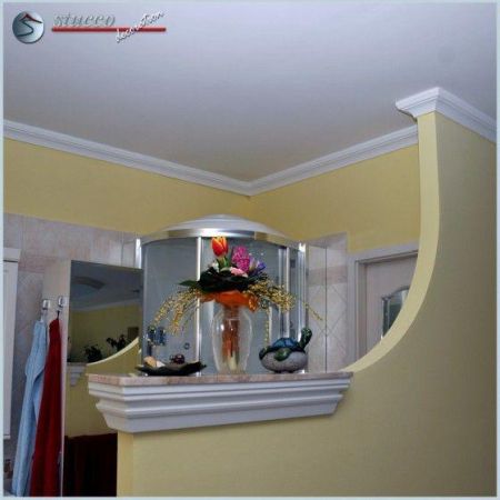 Eine Trennwand mit der Stuckleiste Ankara 108 dekorativ gestalten