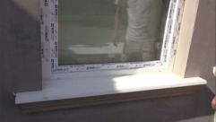 Eingesetzte Alu Außenfensterbank mit seitlichen Überständen