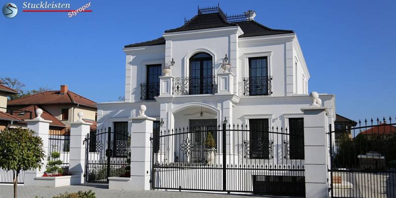 Villa mit Bossenplatten für die Hausecken und Fassadenprofile für den Fensterstuck