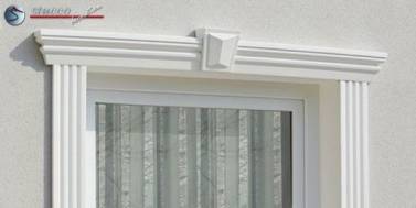 Beschichtete Fassadenprofile mit Keilstein zur Fensterumrandung