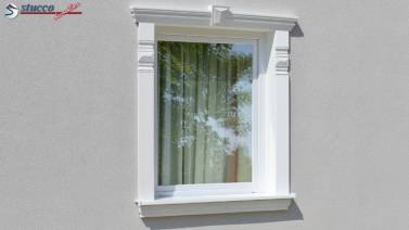 Beschichtete Fassadenprofile und Ziersteine als Fensterstuck
