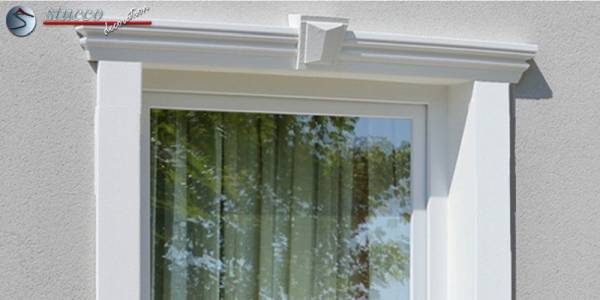 Beschichtetes Fassadenprofil Ankara 108 mit Schließelementen und Schlussstein am Fenstersturz