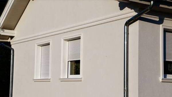 Fensterumrandung und Umlaufgesims mit demselben Stuckmuster in 2 Größen