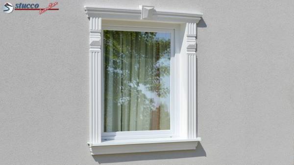 Komplette Fensterumrandung mit verschiedenen Fassadenprofilen und Ziersteinen