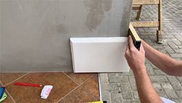 Ausrichtung der Bossenplatten wieder mit Wasserwaage kontrollieren Ausrichtung der Bossenplatten wieder mit Wasserwaage kontrollieren