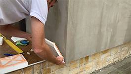 Ersten Bossenstein am Hauseck ankleben Ersten Bossenstein am Hauseck ankleben