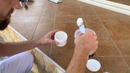 Etwas Beschichtungsmasse in Becher geben Etwas Beschichtungsmasse in Becher geben