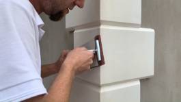 Getrocknete Beschichtungsmasse vorsichtig glattschmirgeln Getrocknete Beschichtungsmasse vorsichtig glattschmirgeln