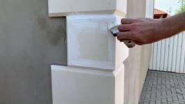 Kanten mit Pinsel und Farbe auf Wasserbasis streichen Kanten mit Pinsel und Farbe auf Wasserbasis streichen