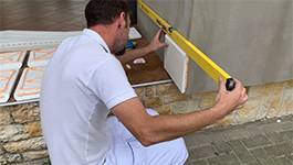 Korrekten Sitz der Bossenplatte mit Wasserwaage prüfen Korrekten Sitz der Bossenplatte mit Wasserwaage prüfen