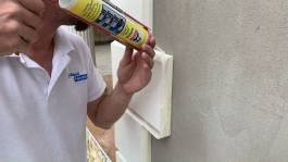 Mit wasserabweisender Acryl Dichtmasse Übergänge zur Hauswand schließen Mit wasserabweisender Acryl Dichtmasse Übergänge zur Hauswand schließen