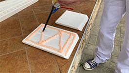 Soudal PU-Kleber auf Rückseite der Bossenecke Berlin DT-1 auftragen Soudal PU-Kleber auf Rückseite der Bossenecke Berlin DT-1 auftragen