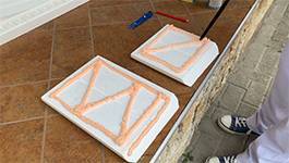 Soudal PU-Kleber auf Rückseite der Bossenecke Berlin DT-2 auftragen Soudal PU-Kleber auf Rückseite der Bossenecke Berlin DT-2 auftragen