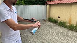 Soudal Schaumpistolen Reiniger auf Schaumpistolenspitze sprühen Soudal Schaumpistolen Reiniger auf Schaumpistolenspitze sprühen