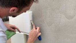 Überschüssige wasserabweisende Dichtmasse entfernen Überschüssige wasserabweisende Dichtmasse entfernen