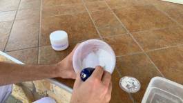 Wasser und Beschichtungsmasse klumpenfrei verrühren Wasser und Beschichtungsmasse klumpenfrei verrühren