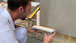 Zweite Bossenplatte auf der anderen Seite der Hausecke ansetzen Zweite Bossenplatte auf der anderen Seite der Hausecke ansetzen