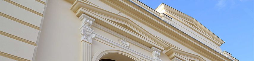 Fassadengestaltung mit Gesimsen und Fensterprofilen Fassadengestaltung mit Gesimsen und Fensterprofilen