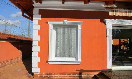 Flache Zierleisten als Fensterumrandung Flache Zierleisten als Fensterumrandung