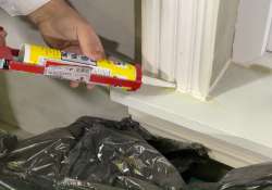 Den Übergang zwischen Zierleiste und Fensterbank abdichten.