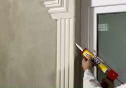 Den Übergang zwischen Zierleiste und Fensterlaibung schließen.