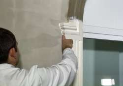 Die überschüssige Dichtmasse mit der Fingerspitze entfernen.