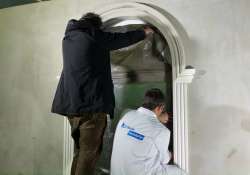 Vorbereitung vor dem Streichen des Fensterstucks