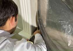 Zum Schutz das Fenster und die Fensterbank mit Folie und Kreppband abkleben.