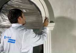 Die Stuckoberfläche und Stoßfugen bei Bedarf glattschleifen.