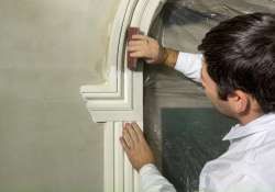 Das Stuckmuster beim Schleifen vorsichtig formen.