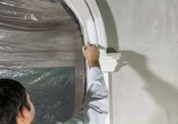 Anstreichen des Fensterstucks