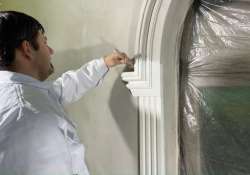 Das Stuckmuster mit einem Pinsel streichen.