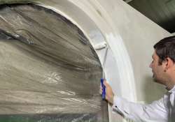 In der Fensterlaibung kann eine Malerrolle verwendet werden.