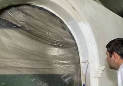 Die Farbe beim Streichen gleichmäßig verteilen.