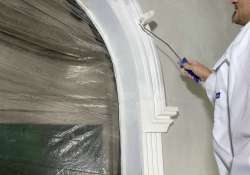 Die glatten Flächen auf dem Stuck können mit einer Malerrolle gestrichen werden.
