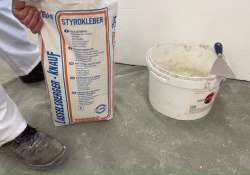 Flexkleber in einen Eimer füllen