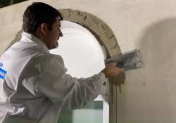 Den Flexkleber mit einer Glättekelle gleichmäßig verteilen.