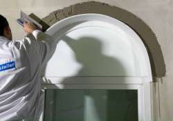 Auf eine gleichmäßige Kleberschichtdicke achten.