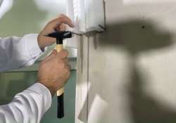 Zierleistenenden mit Nägeln ebenfalls stabilisieren