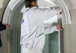 Die biegbare XPS-Platte mit einem Cuttermesser von der Fensterlaibung lösen.