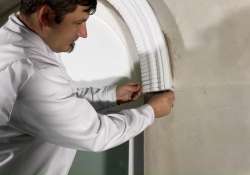 Die zur Fixierung dienenden Nägel vorsichtig entfernen.