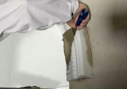 Zähflüssig angerührten Flexkleber auf angeklebter Zierleiste auftragen.