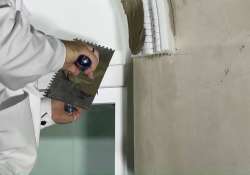 Flexkleber mit einem Spachtel auf die Zierleiste auftragen.