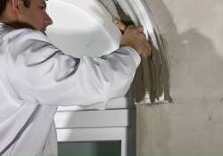 Den Flexkleber mit einem breiten Pinsel verteilen