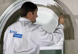 Den Flexkleber gleichmäßig auf dem Stuckmuster verteilen.