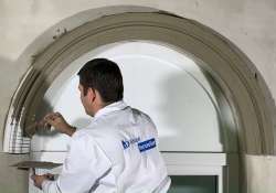 Sorgfältig Flexkleber auf den Einschnitten der gebogenen Zierleiste auftragen.