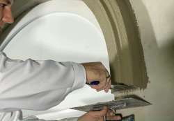 Den überschüssigen Kleber an den Enden des Rundbogens entfernen.