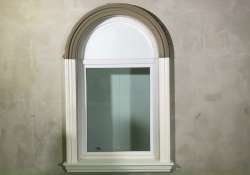 Fensterstuck mit flexibler Zierleiste und passendem Fassadenprofil ohne Anstrich