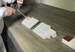 Soudal PU-Kleber auf Rückseite der Kombi-Eckelemente aufsprühen.