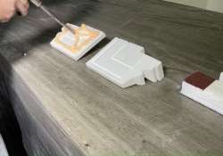 Den Soudal PU-Kleber strangförmig auftragen.